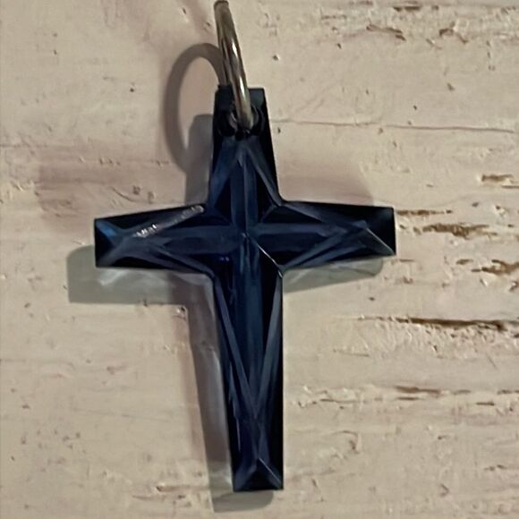 Vintage 1” 2-sided blue resin textured crucifix/cross charm/pendant w/jump hoop - Picture 6 of 8